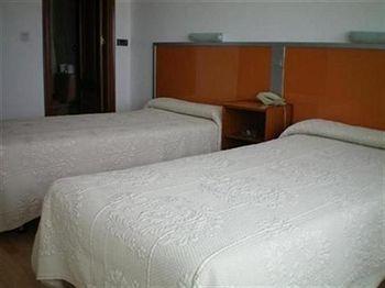 Hostal Liste Station A Coruna Bagian luar foto